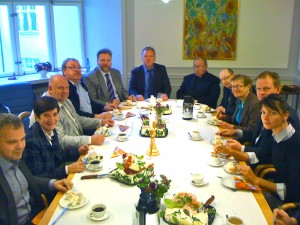 Kahe koguduse esindajad vestlusringis