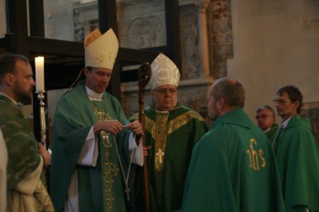 Vast ordineeritud preestrid saavad ametiristi peapiiskopilt Foto: Ingrid Mäsak