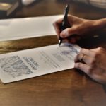 Urmas allkirjastamas leeritunnistust